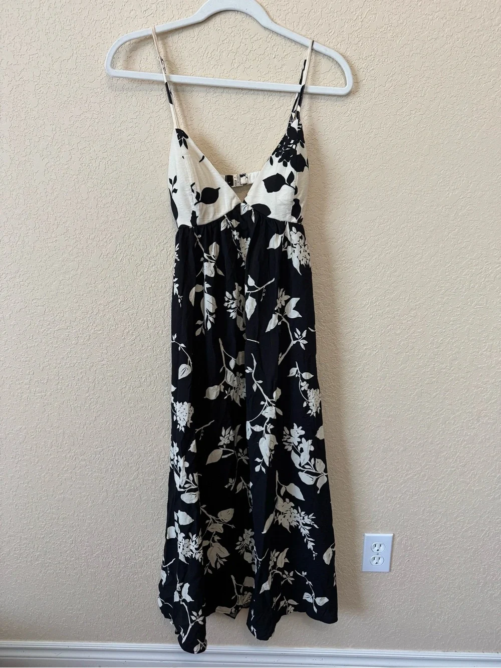 Abercrombie & Fitch Black Floral Bra-Free Clasp-Back Flowy Maxi Dress, Size XSP